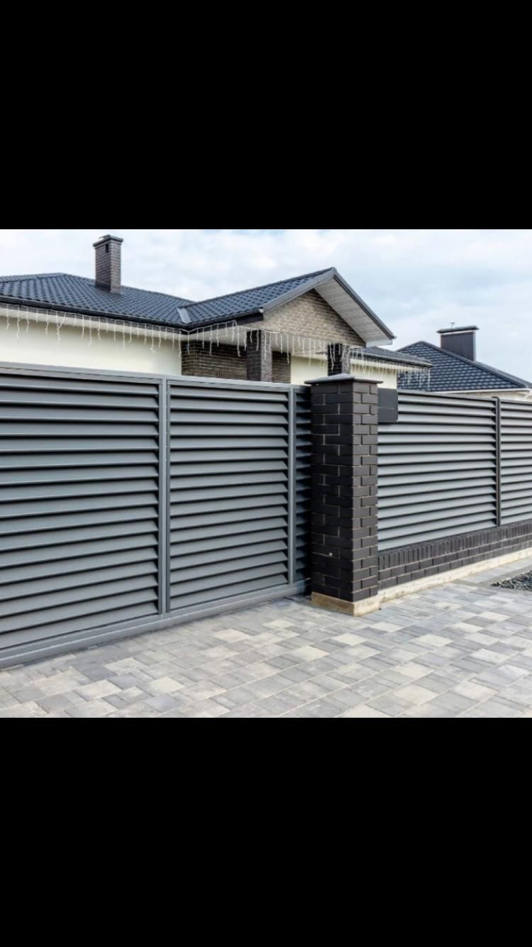 Privacy fence options comparison – solid, semi-transparent, and transparent panels