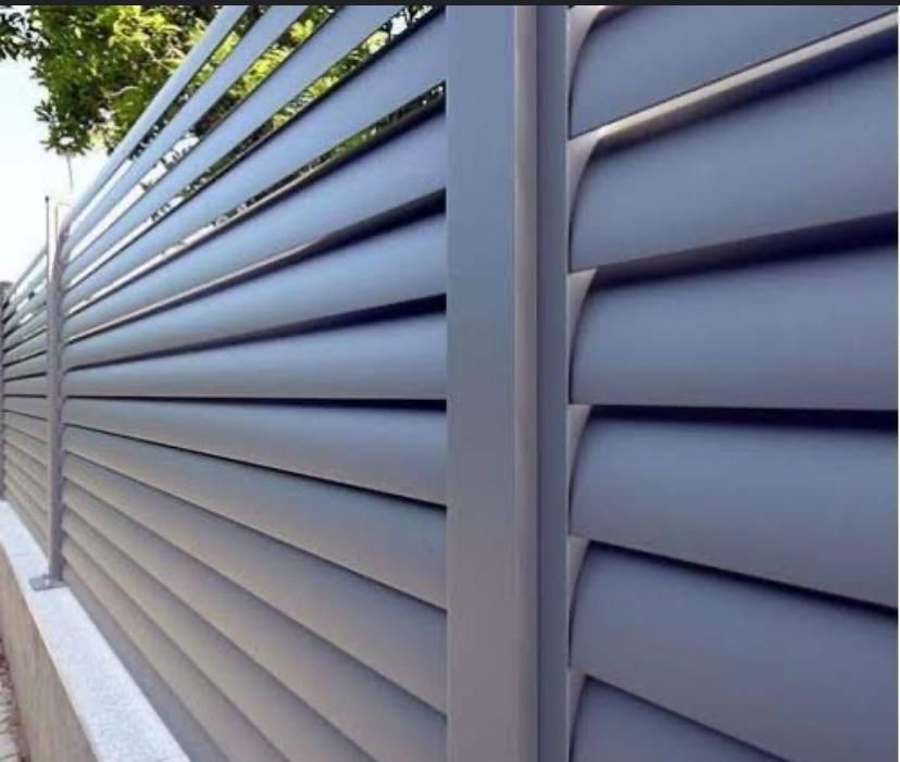 Outdoor shading and louvered fence in luxury setting